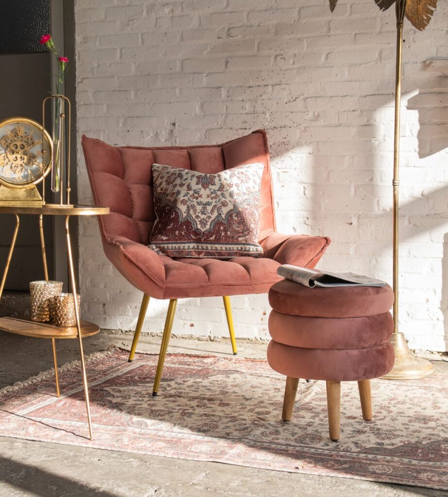 Woondecoraties en meubelen van MilaTonie worden afgebeeld zoals een roze velvet fauteuil en een roze poef.